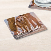 Hunde am Strand mit Couple Save the Date Rechteckiger Pappuntersetzer (angewinkelt)