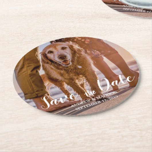 Hunde am Strand mit Couple Save the Date Runder Pappuntersetzer (Angewinkelt)