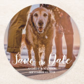 Hunde am Strand mit Couple Save the Date Runder Pappuntersetzer (Vorderseite)