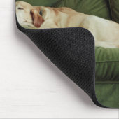 Hunde, die auf einem Sofa schlafen Mousepad (Ecke)