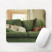 Hunde, die auf einem Sofa schlafen Mousepad (Mit Mouse)