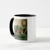Hunde, die auf Sofa schlafen Tasse (Vorderseite Links)