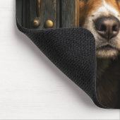 Hunde, die durch eine Tür gucken Mousepad (Ecke)