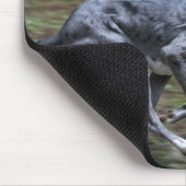 Hunde, die im Wald laufen Mousepad (Ecke)