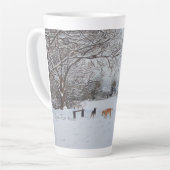 Hunde, die im Winter schneebedeckte Landschaft spi Milchtasse (Linke Ecke)
