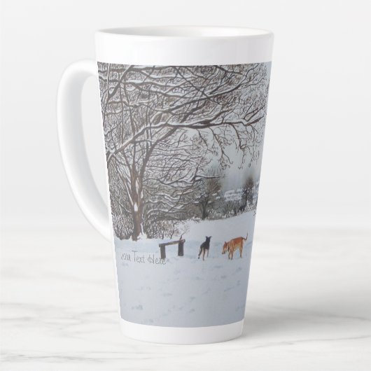 Hunde, die im Winter schneebedeckte Landschaft spi Milchtasse (Linke Ecke)