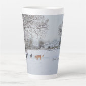 Hunde, die im Winter schneebedeckte Landschaft spi Milchtasse (Vorderseite)