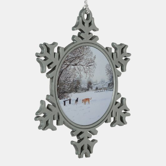 Hunde, die in der Winterlandschaft spielen Schneeflocken Zinn-Ornament (Links)