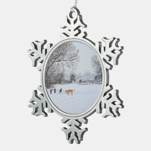 Hunde, die in der Winterlandschaft spielen Schneeflocken Zinn-Ornament (Rechts)