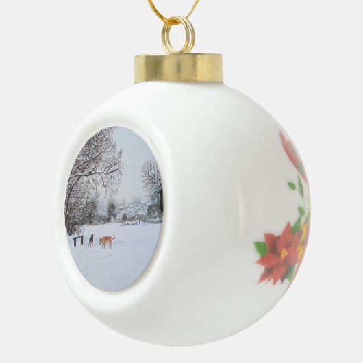 Hunde, die Schneeszene für Weihnachten spielen Keramik Kugel-Ornament (Rechts)