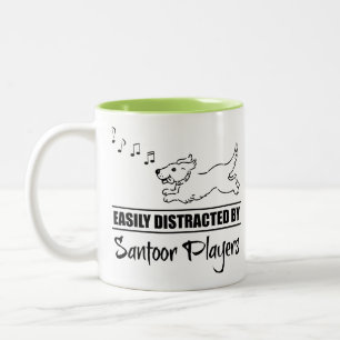 Hunde, die von Santoor-Spielern leicht abgelenkt w Zweifarbige Tasse
