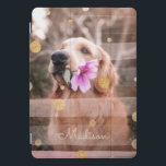 Hunde Foto Rosa Ribbon Chic Goldener Glitzer Name iPad Pro Cover<br><div class="desc">Dieses moderne Design besticht durch Ihr Lieblings-Foto mit einem rosa Bändchen-Overlay und vergoldeten Polka-Punkten aus Glitzer,  die mit Ihrem Namen personalisiert sind. Perfekt als Geschenk oder um sich selbst zu verwöhnen #personalized gifts #photogifts #giftsforher #addyourown</div>