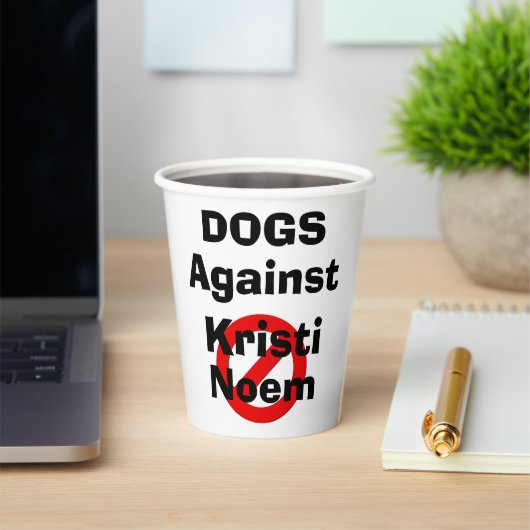 Hunde gegen Kristi Noem Papiertasse Pappbecher (InSitu)