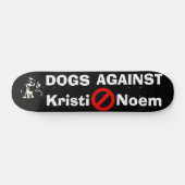 Hunde gegen Kristi Noem Skateboard (Horizontal)