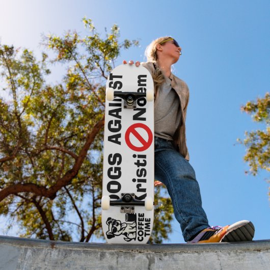 Hunde gegen Kristi Noem Skateboard (Außenbereich 1)