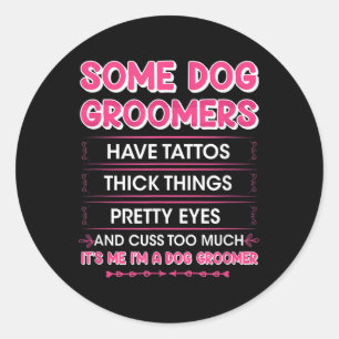 Hunde Groomer haben Tattoos - Funny Furologist Cud Runder Aufkleber