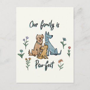 Hunde im Garten IV   Unsere Familie ist paw-fect Postkarte