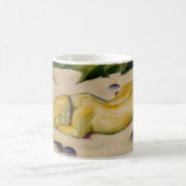 Hunde im Schnee liegen (von Franz Marc) Kaffeetasse (Mittel)