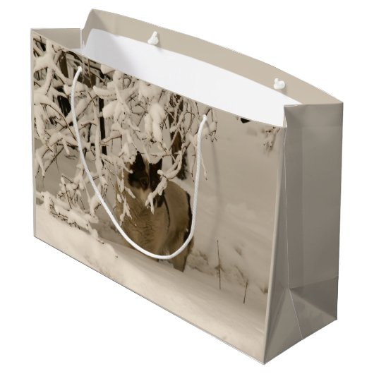 Hunde im Winter Große Geschenktüte (Rückseite Schrägansicht)