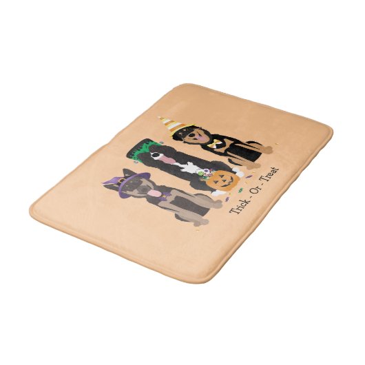 Hunde in Halloween-Kostümen probieren oder behande Badematte (Schrägansicht)