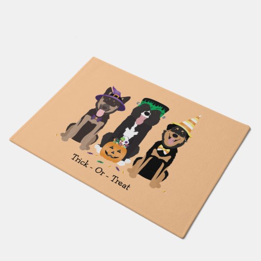 Hunde in Halloween-Kostümen probieren oder behande Fußmatte (Schrägansicht)