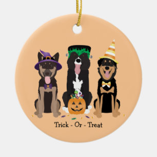 Hunde in Halloween-Kostümen probieren oder behande Keramik Ornament