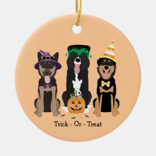 Hunde in Halloween-Kostümen probieren oder behande Keramik Ornament