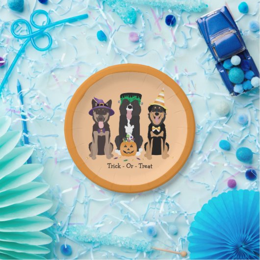 Hunde in Halloween-Kostümen probieren oder behande Pappteller (Party)