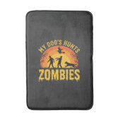 Hunde jagt Zombies Halloween-Design Badematte (Vorderseite Vertikal)