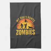 Hunde jagt Zombies Halloween-Design Geschirrtuch (Vertikal)