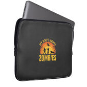 Hunde jagt Zombies Halloween-Design Laptopschutzhülle (Vorne Rechts)