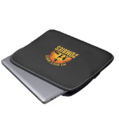 Hunde jagt Zombies Halloween-Design Laptopschutzhülle (Vorne Knopf)