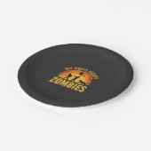 Hunde jagt Zombies Halloween-Design Pappteller (Schrägansicht)