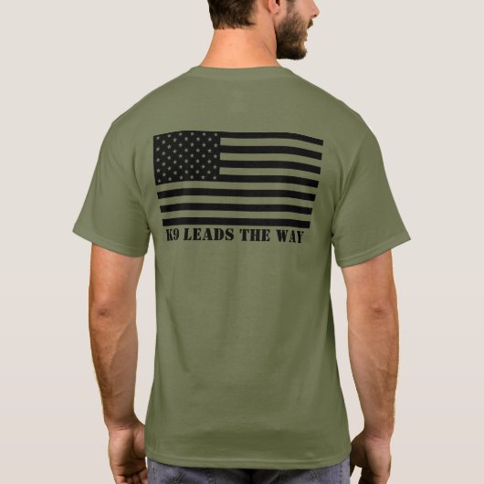 Hunde- K9 führt den Weisen-T - Shirt mit US-Flagge (Rückseite)