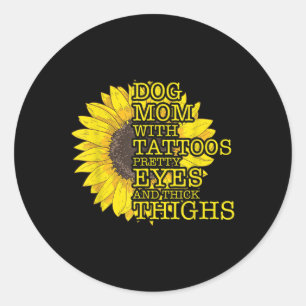 Hunde lange Mama mit Tattoos und Hübschen Augen So Runder Aufkleber