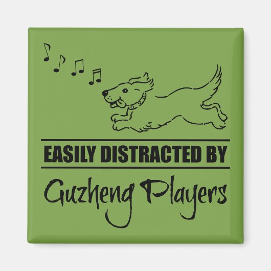 Hunde laufen leicht abgelenkt von Guzheng Spielern Magnet (Vorne)