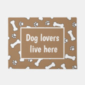 Hunde lieben es, hier zu leben, braunes, weißes Kn Fußmatte (Vorderseite)