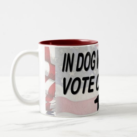 Hunde mit amerikanischer Flagge abstimmen Zweifarbige Tasse (Links)