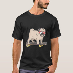 Hunde Mops mit Sonnenbrille auf Skateboard T-Shirt