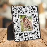 Hunde Muster Frameless Foto Easel Back Fotoplatte<br><div class="desc">Ein Rahmen aus Schwarz und Weiß schafft einen lustigen Rahmen für Ihr liebstes Foto auf dieser Tischplatte mit eingebautem Aasel. Das Bild wird direkt auf die Hartplatine gelegt, um ein atemberaubend knuspriges Bild mit einer leicht abwischbaren, sauberen Oberfläche zu erhalten. Gut als Geschenk oder um Ihr Lieblings-Foto in Ihrer Zuhause...</div>