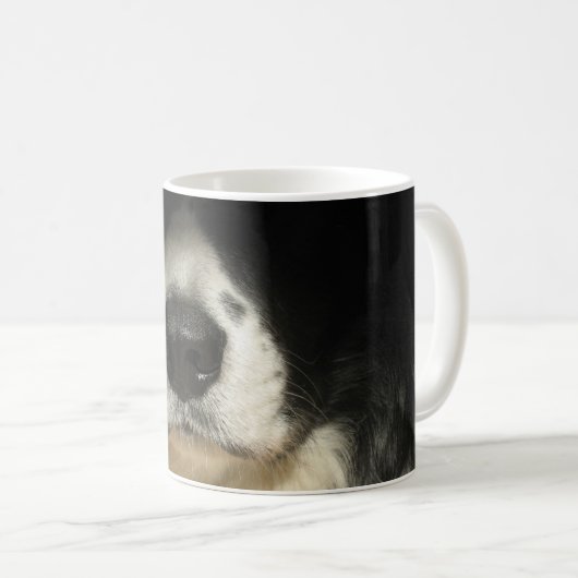 Hunde Nase nah Kaffeetasse (VorderseiteRechts)