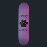 HUNDE-RULE-Skateboard Skateboard<br><div class="desc">Pfotendruck mit lila-rosa Hintergrund und Hunderegel</div>