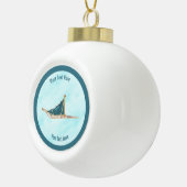 Hunde schelten auf Schnee Keramik Kugel-Ornament (Rechts)