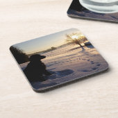 Hunde-Silhouette in Snowy Landschaft Getränkeuntersetzer (Linke Seite)