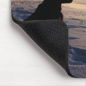 Hunde-Silhouette in Snowy Landschaft Mousepad (Ecke)