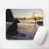Hunde-Silhouette in Snowy Landschaft Mousepad (Mit Mouse)