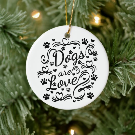Hunde sind Liebe Pfoten und Herztypografie Keramik Ornament (Baum)