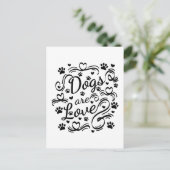 Hunde sind Liebe Pfoten und Herztypografie Postkarte (Stehend Vorderseite)