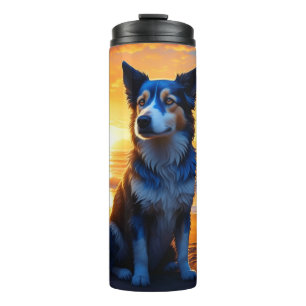 Hunde sitzen am Ocean Beach bei Sunset Thermosbecher