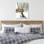 Hunde sitzen im Schnee mit Blockhütte dahinter Leinwanddruck (Insitu (Schlafzimmer))